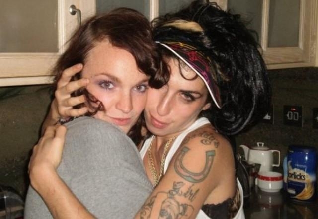  Amiga diz que teve relação amorosa com Amy Winehouse e que cantora tinha conflitos com sua sexualidade