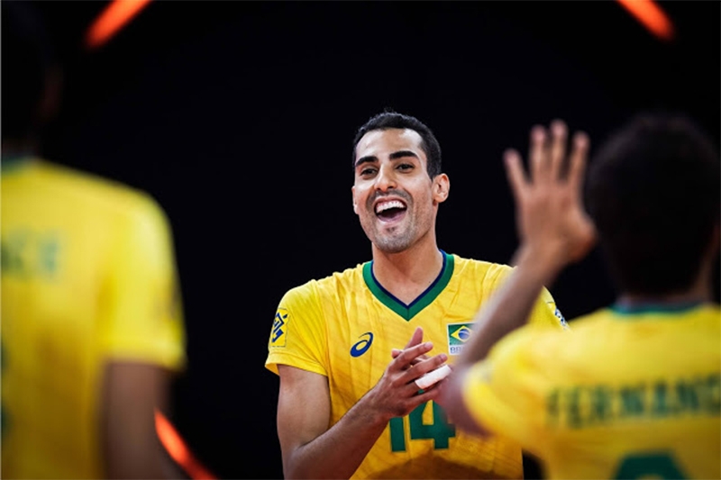  Gay assumido, jogador de vôlei da Seleção Brasileira viraliza ao testar cama de papelão antissexo da Vila Olímpica