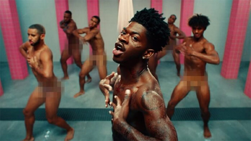 Lil Nas X debocha de conservadores que o acusam de fazer “propaganda gay” em seus clipes