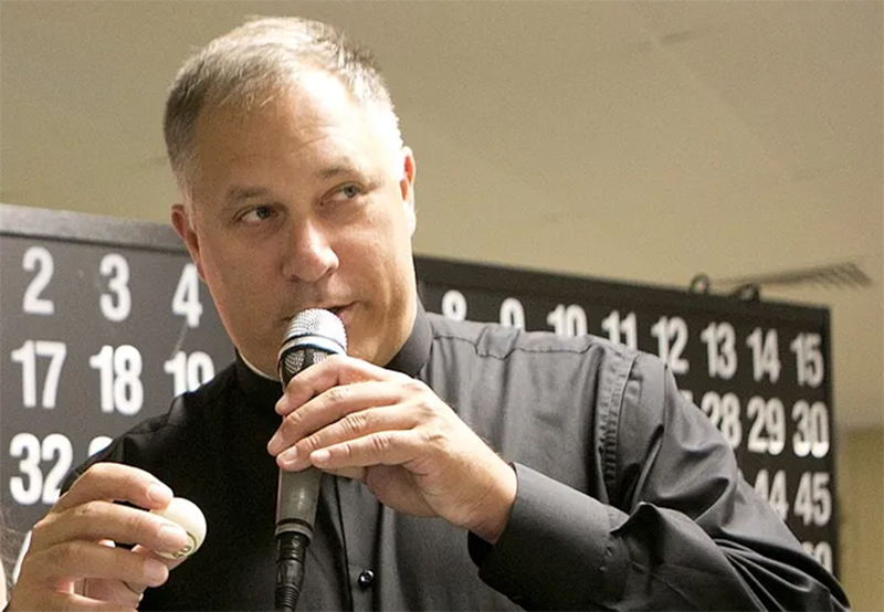 Padre renuncia a cargo na Igreja católica após ter dados pessoais do Grindr descobertos e vazados por site religioso