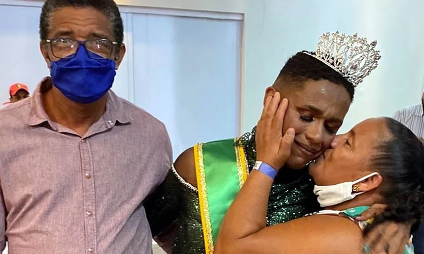  Jovem vence concurso Miss Acre Gay 2021 com apoio dos pais: “Me marcou muito ver meus pais lá”