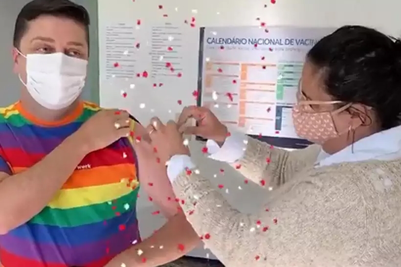  Assumidamente gay, prefeito de Itapecerica é vacinado e comemora ao som de ‘I Will Survive’; assista