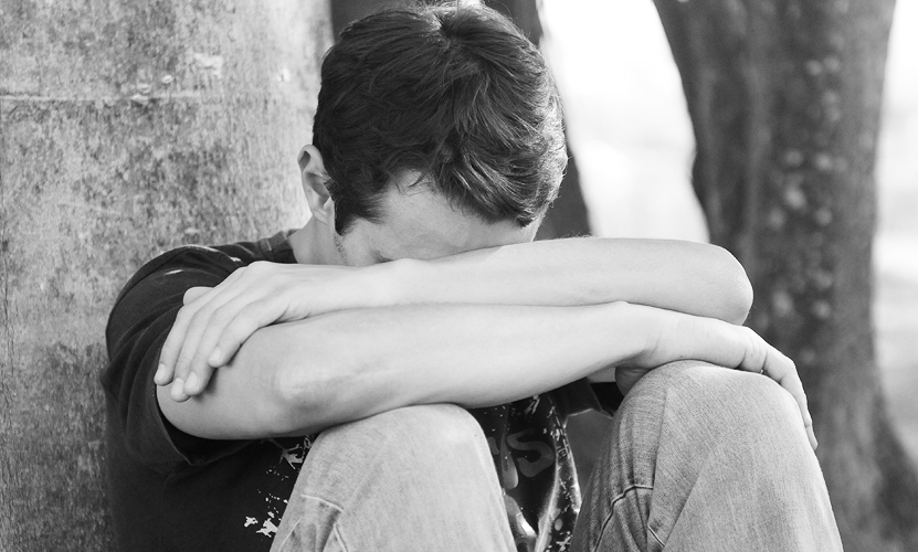 Jovem de 19 anos tira a própria vida após perseguição nas redes sociais por ser gay