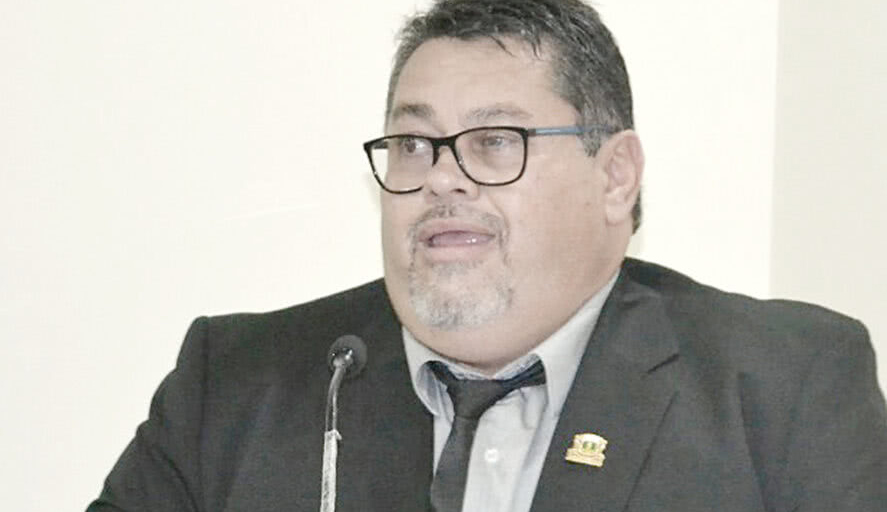 Vereador usa sessão da câmara para insultar prefeito com fala homofóbica: “Sempre gostou de linguiça”