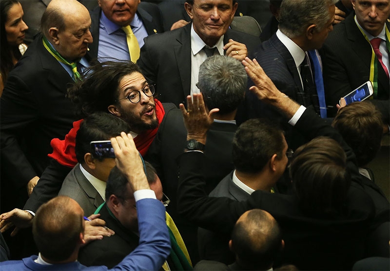  “Faria novamente”, diz Jean Wyllys sobre cuspida em Bolsonaro em 2016
