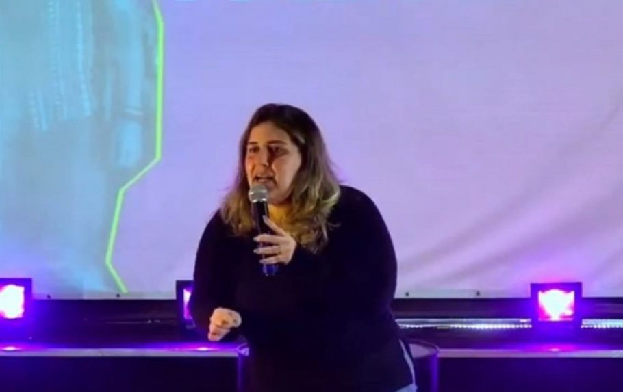 Justiça do RJ aceita denúncia contra pregadora que falou “parem de postar coisa de preto, de gay”