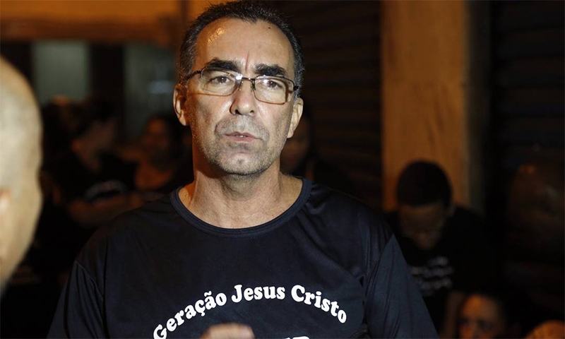  Pastor desafia policiais e faz ataques racistas e homofóbicos, no Rio: “Igreja não levanta placa de negro e veado”