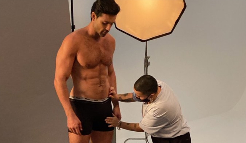  Sergio Marone revela que teve assistente só para ajeitar seu pênis em ensaio: “Para ficar bem na foto”