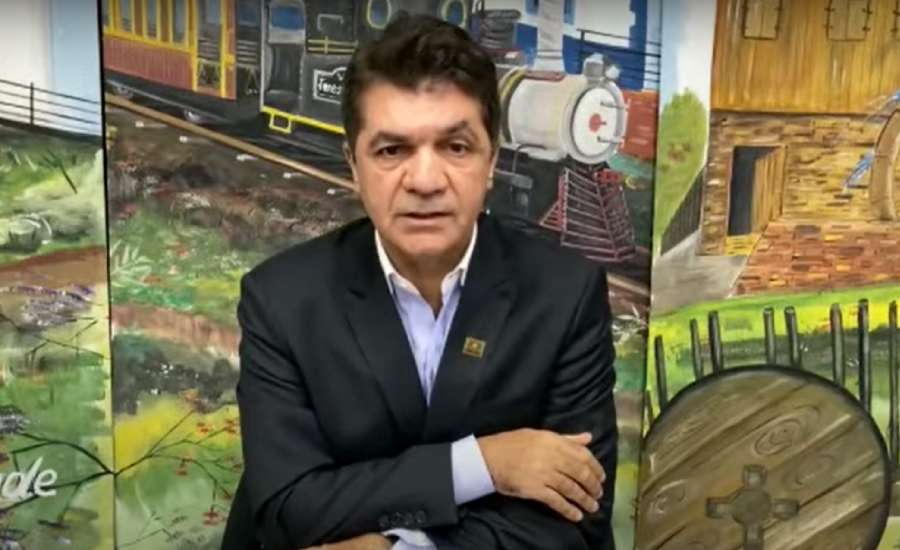 Prefeito de cidade em SC demite professor por exibir clipe de Criolo com temática LGBTQ+: “Viadag*m”