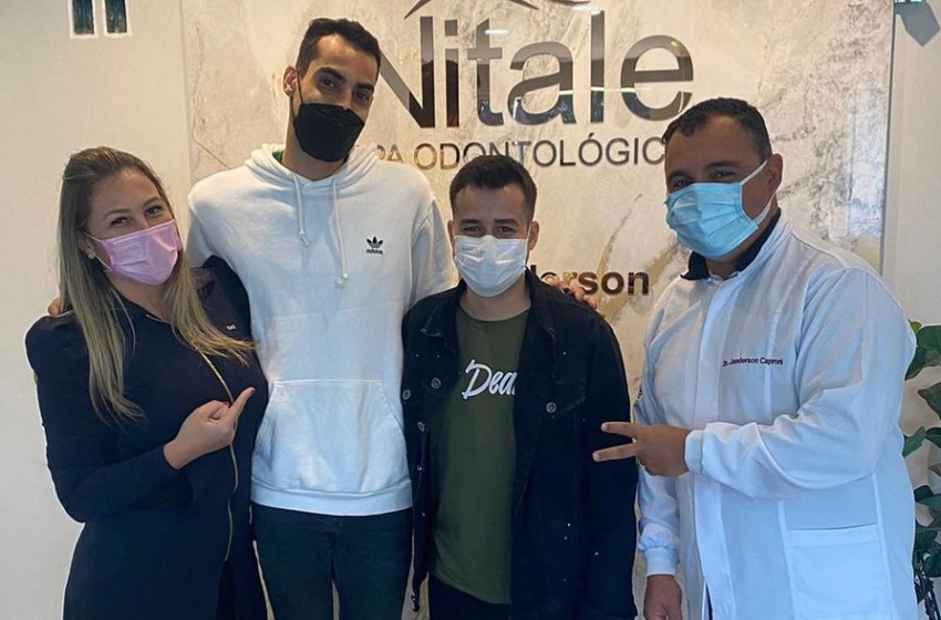  Douglas Souza posa com o namorado em foto no dentista e diferença de altura chama atenção de seguidores
