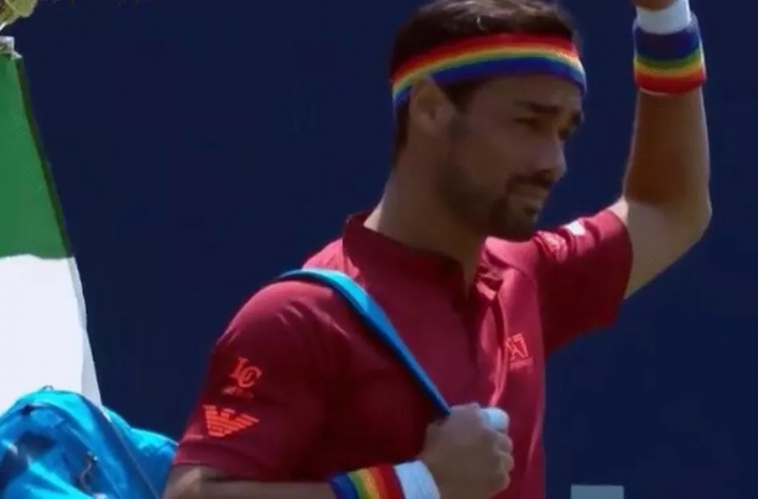  Após comentário homofóbico nas Olimpíadas, tenista italiano entra em quadra com as cores do arco-íris