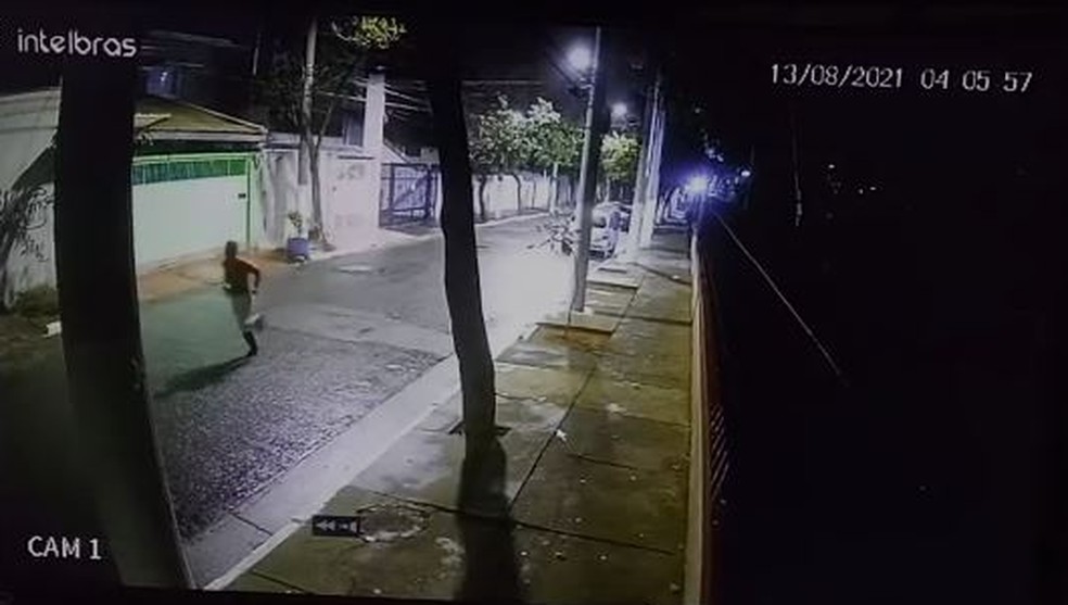 Travesti é agredida a pauladas por dois homens na Zona Sul de São Paulo: “Travesti tem que morrer”