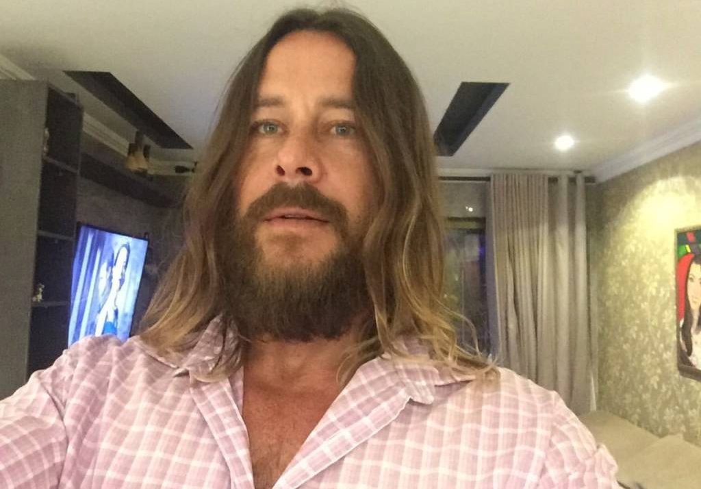 Theo Becker conta que tentativa de “virar gay” aconteceu há 10 anos após cogitar beijar amigo