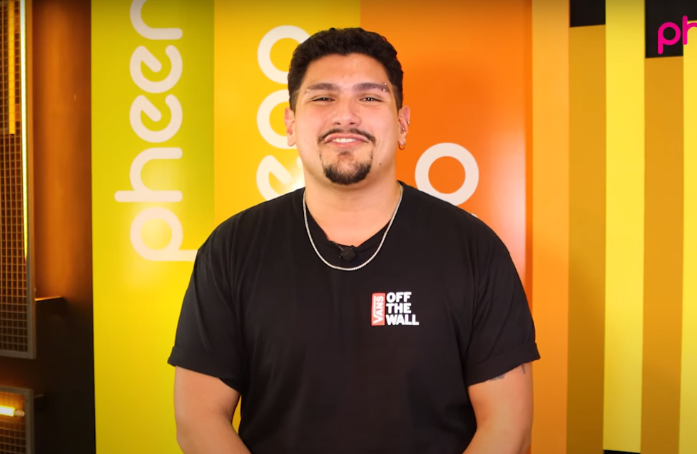 Cantor alerta sobre bullying além da web: “Sofri agressão na rua por não gostarem do meu conteúdo”