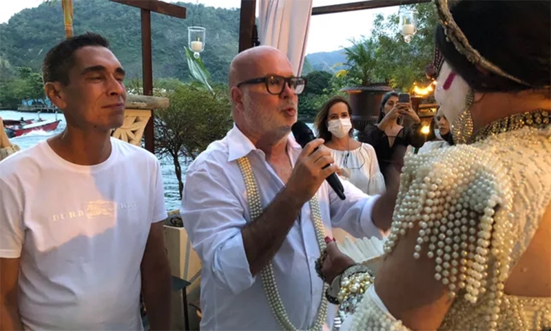  Troca-troca na cerimônia: empresário carioca surpreende convidados e troca de noivo na hora “sim”