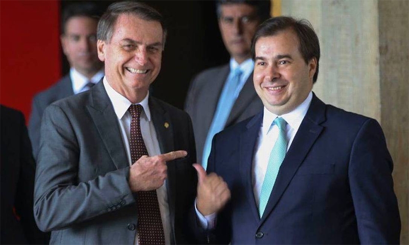  Rodrigo Maia diz achar que Bolsonaro é gay: “Ele não consegue assumir”; fala é criticada por Jean Wyllys