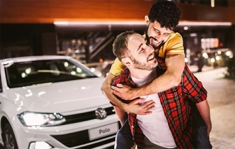  Casal gay é alvo de ataques homofóbicos após estrelar propaganda da Volkswagen
