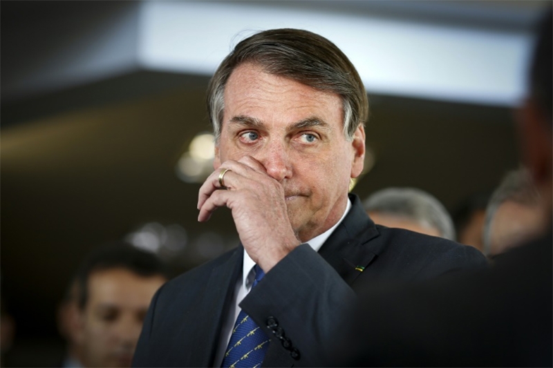  Bolsonaro afirma falsamente que vacinas contra Covid podem desenvolver Aids