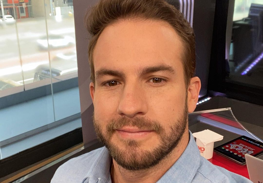 Daniel Adjuto fala pela primeira vez sobre processo de aceitação e conta como conheceu o namorado