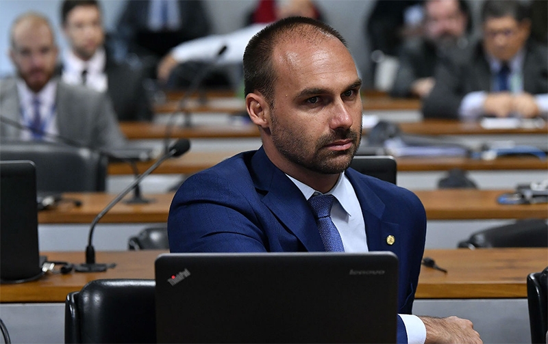  Eduardo Bolsonaro se revolta com Superman bissexual e critica DC Comics: “Querem destruir a masculinidade”