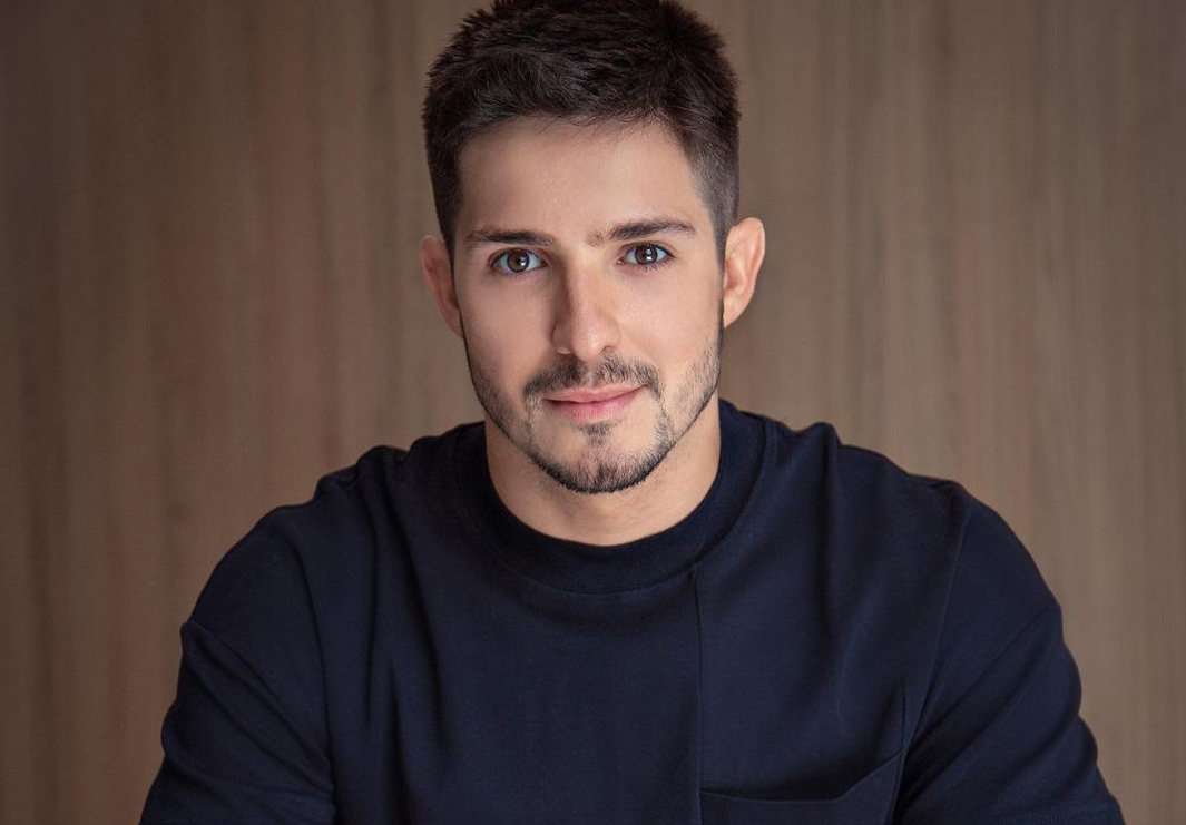 Igor Cosso revela que jornalista já o ameaçou de tirá-lo do armário: “Morria de medo”