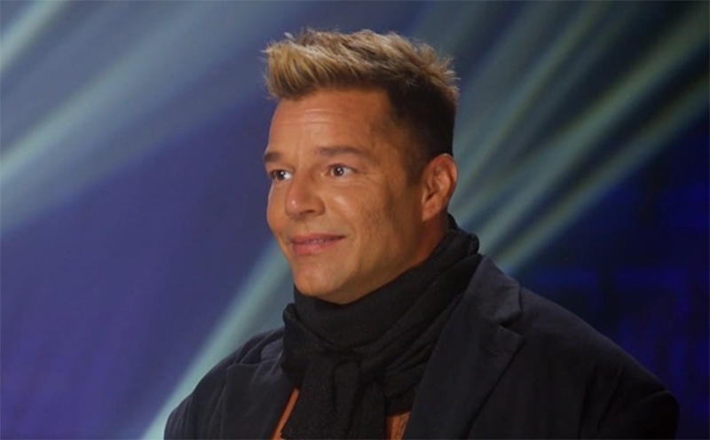  Ricky Martin surge irreconhecível em entrevista; equipe do cantor explica