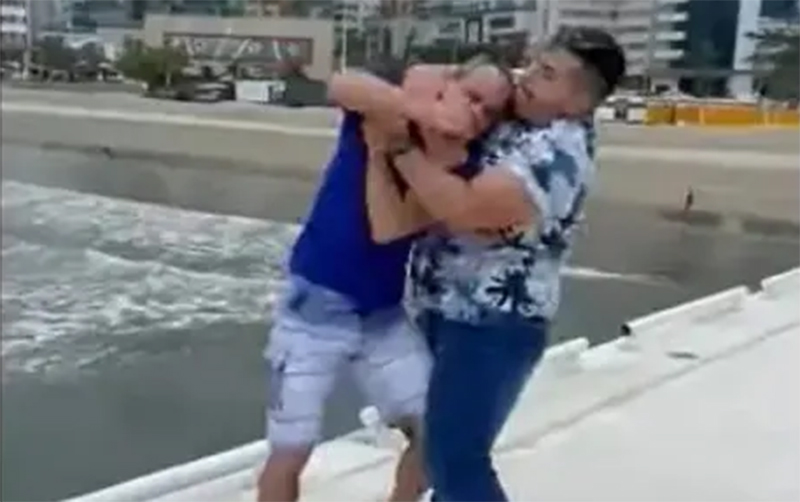 Homem gay aplica mata-leão em homofóbico que chamou amiga trans de “viadi*ho” em SC