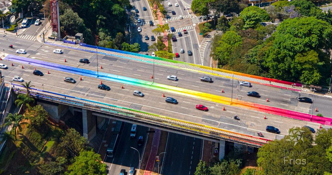 Viaduto Sumaré, em São Paulo, ganha as cores do arco-íris