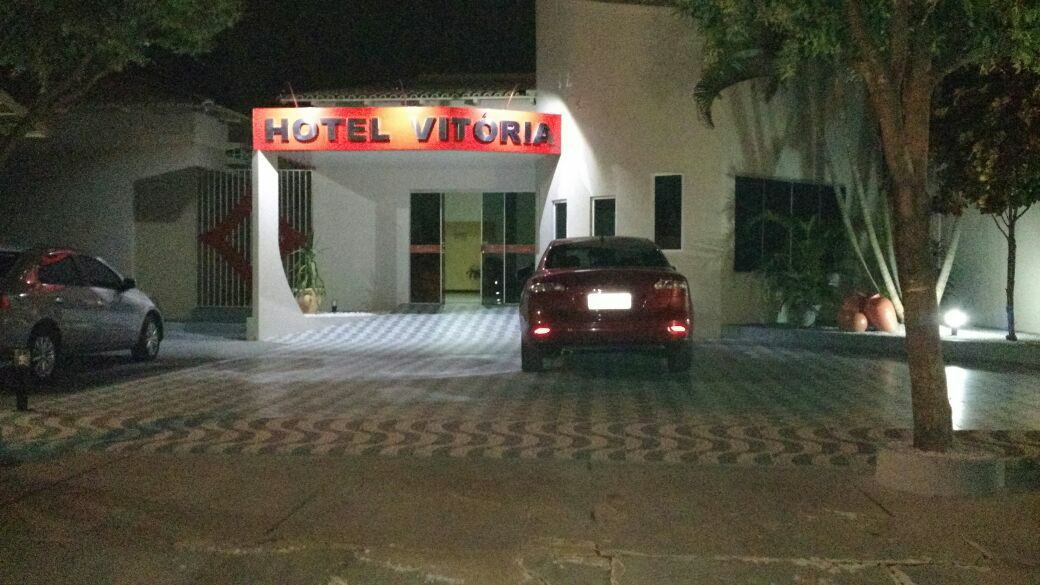 Proprietário de hotel é condenado a pagar R$ 20 mil por homofobia após expulsar casal gay do local