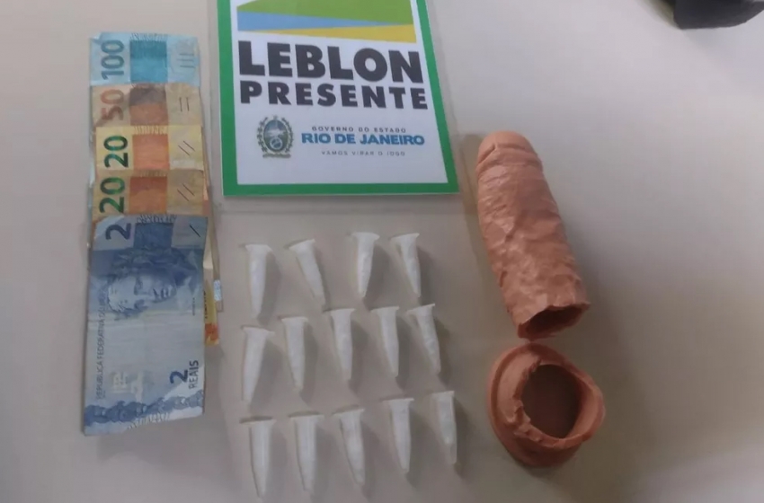  Apreensão pica: PMs apreendem pênis de borracha recheado com cocaína no Leblon