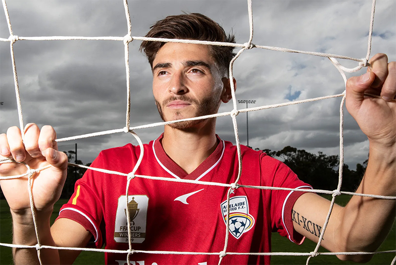 Joshua Cavallo diz temer jogar Copa do Qatar após assumir homossexualidade: “Eles dão pena de morte para gays”