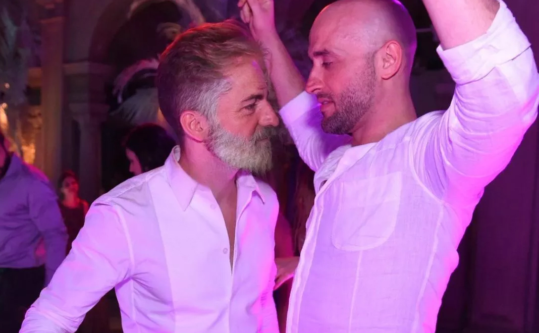 Thales Bretas lamenta seis meses sem Paulo Gustavo: ‘‘Imaginava que iríamos dançar velhinhos juntos’’