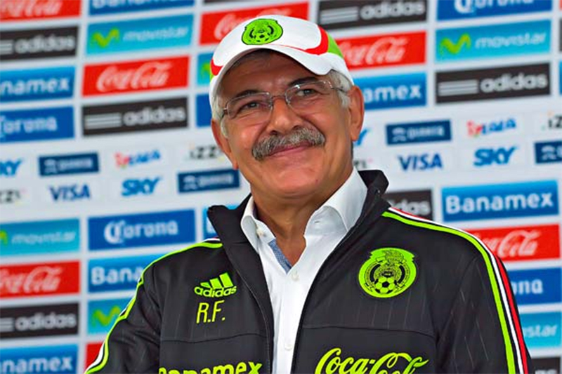 Técnico brasileiro é punido no México com suspensão e multa após comentários homofóbicos