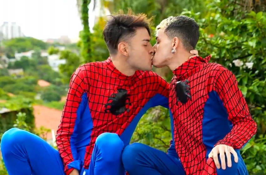  Produtora pornô gay promove pegação entre “homens aranhas” na paródia “Homem-Aranha: F0d4 Lá Em Casa”