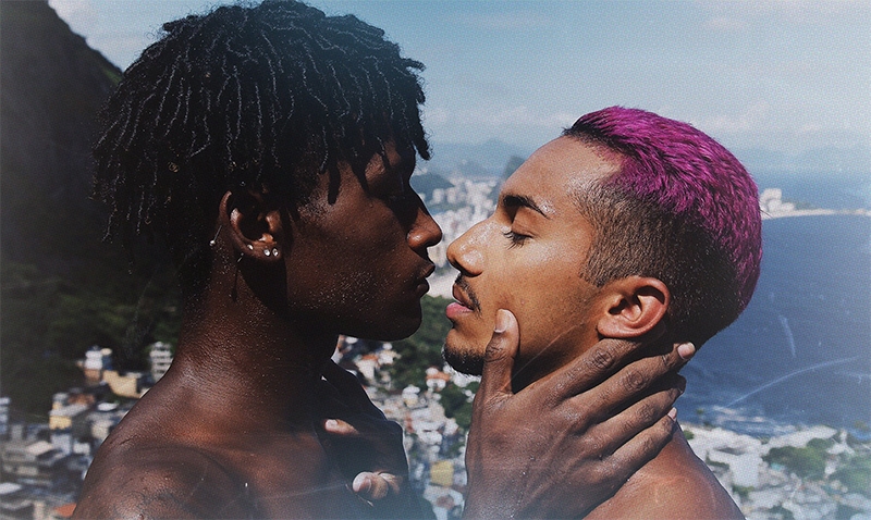  DJ Rennan da Penha traz casal gay para capa do novo single “Me Beija e Me Abraça“