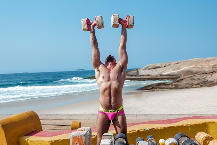  O Rio continua lindo: Daniel Toro aceita desafio e faz treino ao ar livre só de SevenMen em praia carioca
