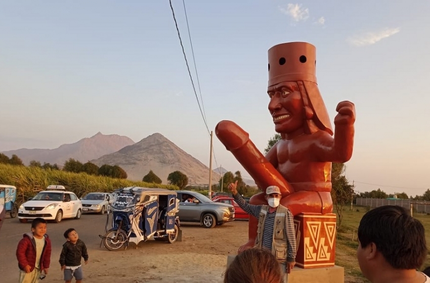  Estátua religiosa com pênis gigante atrai turistas de todas as idades em cidade do Peru