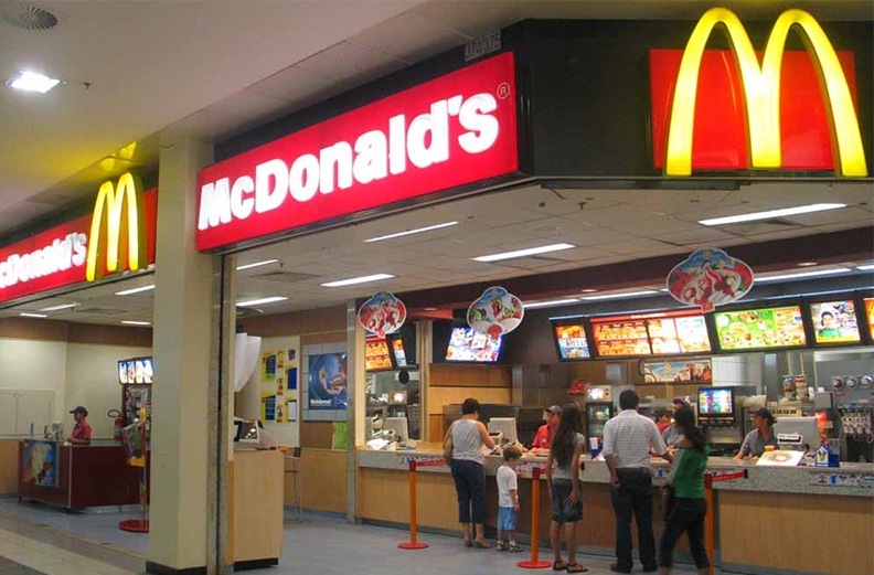  Justiça de SP condena McDonald’s a indenizar cliente em R$ 15 mil por homofobia após compra