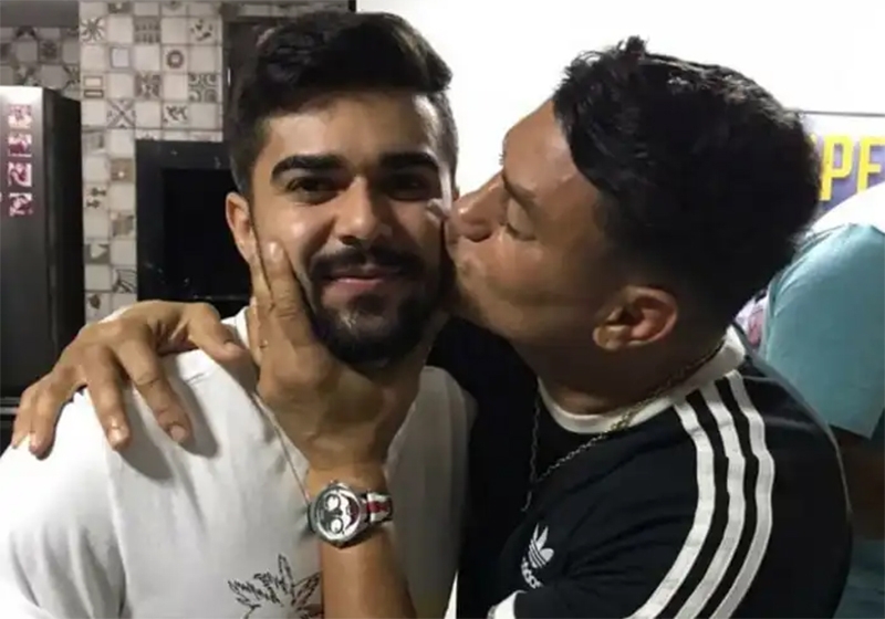  Em momento fofo, ex-boxeador Popó posa abraçado e dando beijinho no namorado do filho: “O genro”