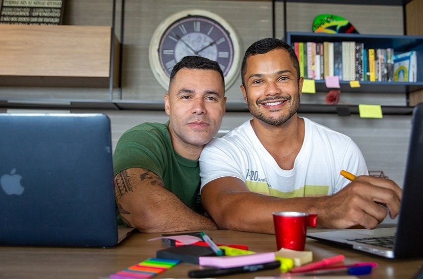  Rodrigo Sant’anna e marido ministrarão curso de roteiro para pessoas LGBTQIA+ em parceria com a Netflix