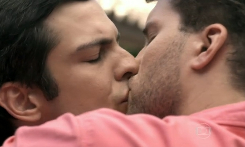  Mateus Solano relembra beijo gay em “Amor à Vida” e diz que Globo queria vetar cena