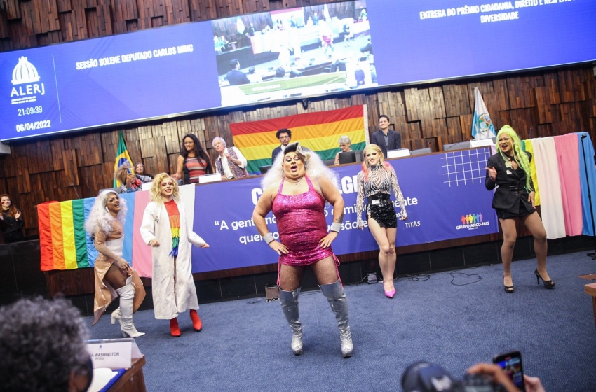  Drags tomam conta do plenário da Alerj em noite de homenagem a profissionais e artistas LGBTs cariocas