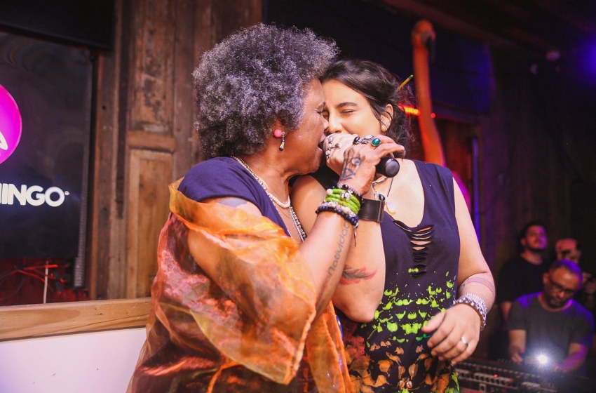  Sandra Sá ganha selinho apaixonado da esposa durante show em bar-balada carioca