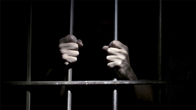  Em liberdade condicional, homem faz furtos para voltar a cadeia e ficar com namorado: “Sem ele nada faz sentido”