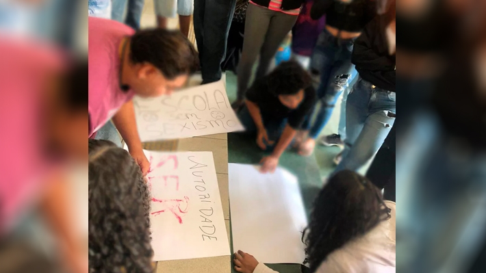  Alunos de escola estadual em São Paulo protestam dentro da instituição contra transfobia de diretora