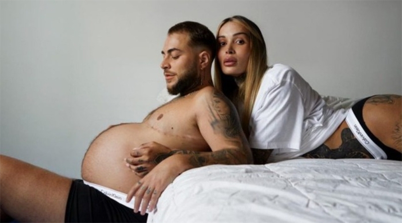  Homem trans grávido estrela campanha da Calvin Klein ao lado da esposa, também transexual