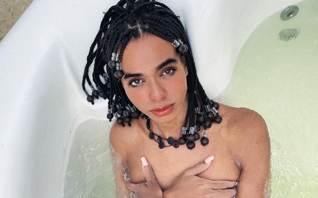 Jotta A passa por procedimento no rosto e não descarta colocar prótese nos seios