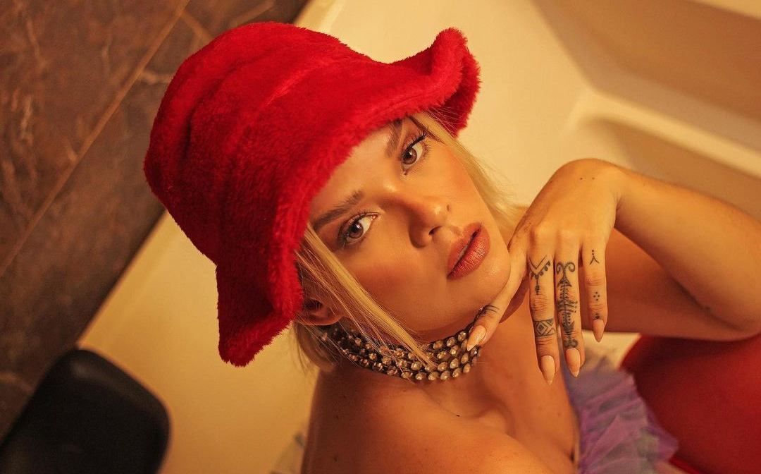 RJ: Em alta com lançamento da faixa “Hoje Tem”, Lorena Simpson é atração deste sábado do Pink Flamingo