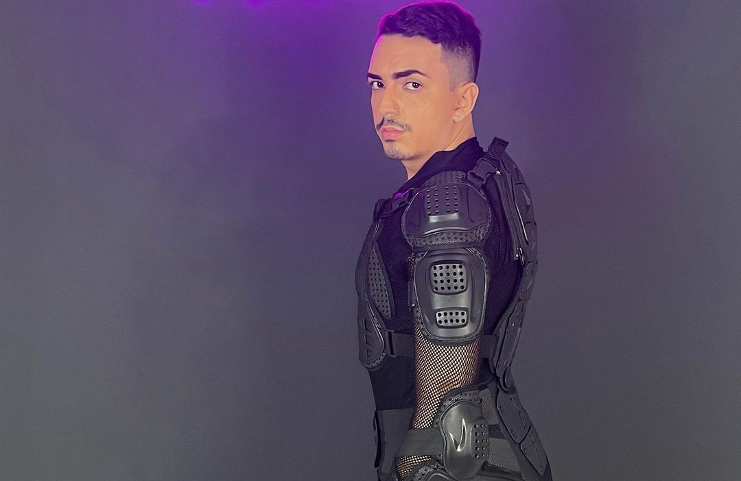 Cantor Pedro Marinho aposta em cover do hit “Bonekinha”, de Gloria Groove, para projeto musical