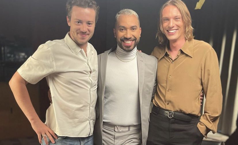 Gil do Vigor encontra atores de “Stranger Things” e compartilha foto com astros nas redes: “Sobrevivi ao Vecna”